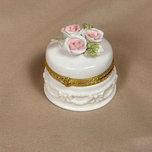 The Unbranded Brand Other - Vintage Tiny Hinged White Porcelain Crafted Roses Trinket Ring Box B45